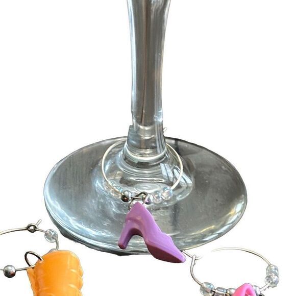Handmade wine charms with Barbie shoe pendants - Picture 3 of 4